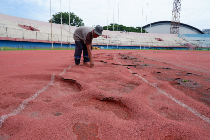 DIUSULKAN: Lintasan lari di stadion GOR Gelora Delta dalam kondisi bergelombang dan mengelupas. (RIZKY PUTRI PRATIMI/RADAR SIDOARJO) 
