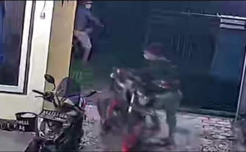 NEKAT: Pelaku saat terekam kamera CCTV.