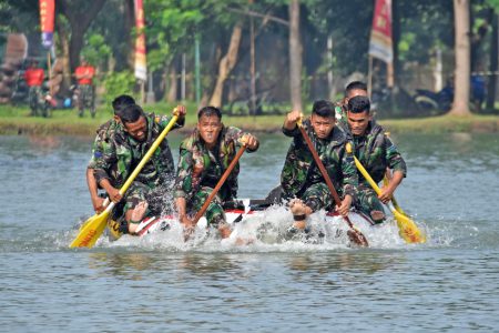 SEMANGAT: Prajurit mengikuti lomba dayung perahu karet.