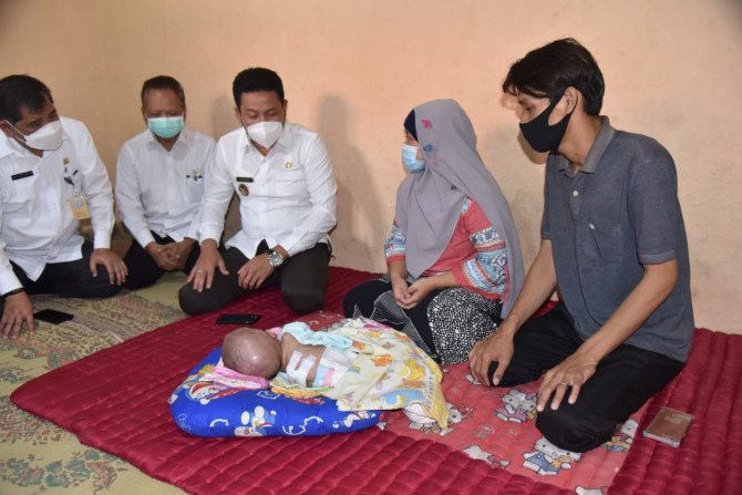 PEDULI: Wakil Bupati Sidoarjo Subandi, Kepala Dinas Sosial Asrofi dan Kepala Dinas Kesehatan Syaf Satriawarman menjenguk Nayla di rumahnya. (RIZKY PUTRI PRATIMI/RADAR SIDOARJO)