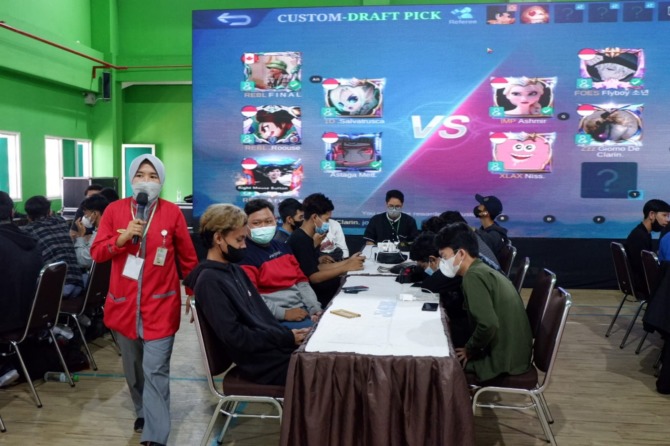 KOMPETISI: Sebanyak delapan grup e-sport bersaing ketat di final mobile legend yang diadakan RSI Siti Hajar. (RIZKY PUTRI PRATIMI/RADAR SIDOARJO)