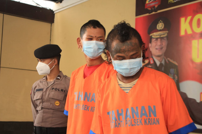 DITAHAN: Tersangka GAR dan SFS saat diamankan di Polresta Sidoarjo. (HENDRIK MUCHLISON/RADAR SIDOARJO)