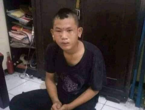 DIBEKUK: Terduga pelaku saat diamankan di Polsek Krian.