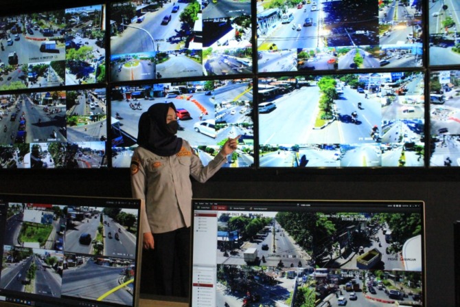 NON STOP: Petugas Dinas Perhubungan memantau kondisi lalu lintas melalui CCTV di command center room. (HENDRIK MUCHLISON/RADAR SIDOARJO)