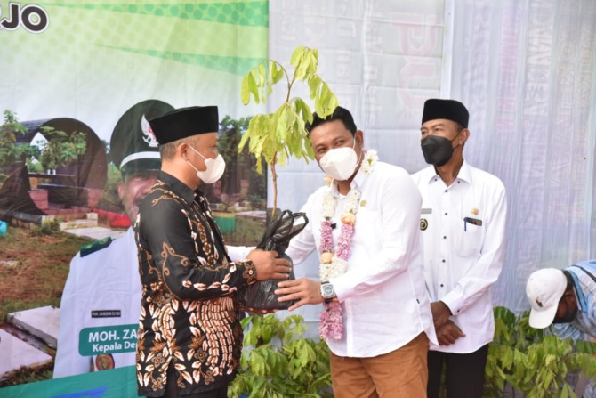 DUKUNGAN: Wakil Bupati Sidoarjo Subandi (tengah) memberikan bibit kelengkeng Kepada Desa Simoketawang.