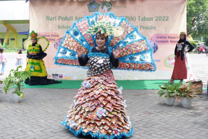 INOVATIF: Kreasi busana limbah plastik dari bank sampah di Sidoarjo ditampilkan, Minggu (20/2). (RIZKY PUTRI PRATIMI/RADAR SIDOARJO)