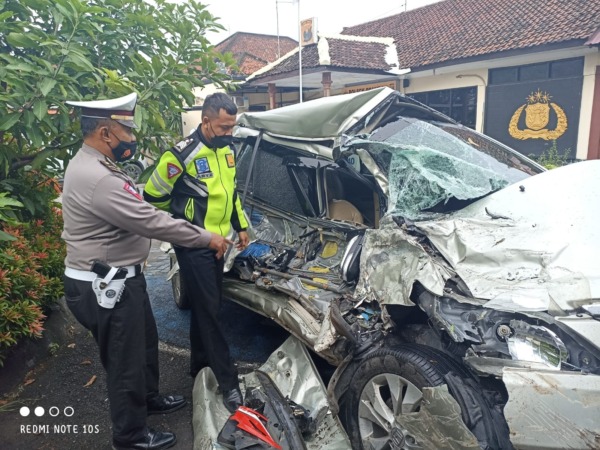 NAHAS: Kondisi mobil Toyota Innova rusak berat usai ditabrak truk tronton.