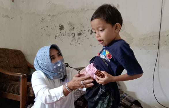 DIBANTU: Anggota DPRD Sidoarjo Mimik Idayana saat menyambangi Rizal.