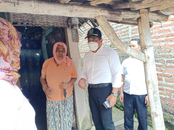 PEDULI: Ketua Komisi D DPRD Sidoarjo Dhamroni Chudlori saat mendatangi salah satu rumah lansia di Tulangan beberapa waktu lalu.