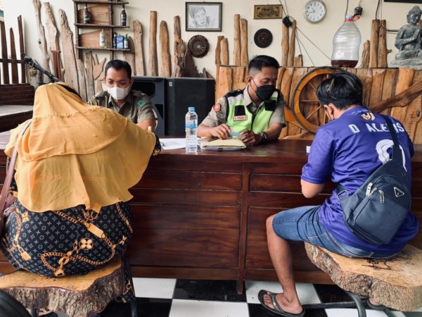 DISIPLIN: Pembuang sampah sembarangan menandatangani perjanjian tidak membuang sampah di kawasan Taman Pinang Indah- Gading Fajar. (RIZKY PUTRI PRATIMI/RADAR SIDOARJO)