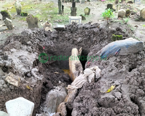 GEMPAR: Kondisi makam Siti Kalsum usai dirusak orang.