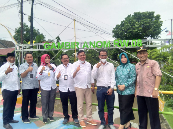 KOORDINASI: Kepala DPMD Serang Rudi Suhartanto (empat dari kiri) Direktur Radar Banten Mashudi (empat dari kanan), Kepala Desa Keboan Anom Sutiyono (kanan), Camat Gedangan Ineke Dwi Setyawati (tiga dari kiri).