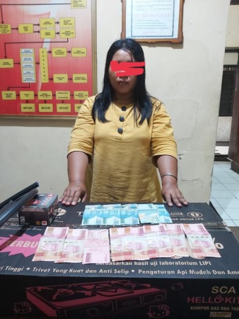 Ist MENYESAL: Tersangka Nur K saat diamankan di Mapolsek Gedangan