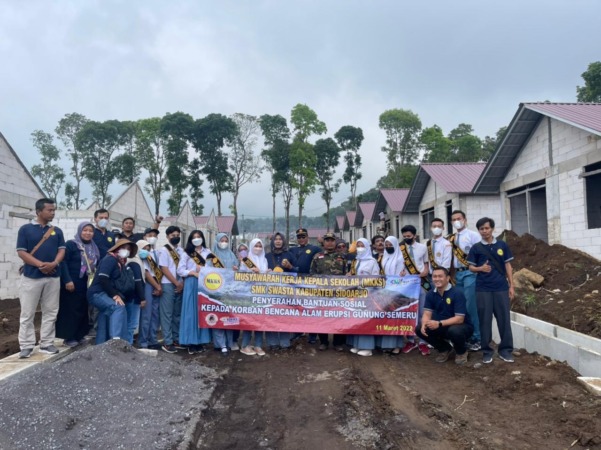 PEDULI: Perwakilan pengurus MKKS SMK Swasta bersama Duta SMK menyerahkan bantuan dana kepada para korban bencana di Lumajang.