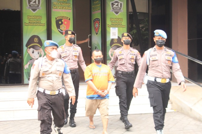 BANYAK KORBAN: Tersangka saat diamankan di Mapolresta Sidoarjo. (HENDRIK MUCHLISON/RADAR SIDOARJO)