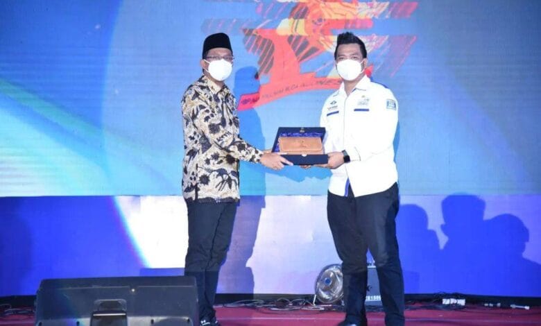 APRESIASI: Ketum HIPMI Sidoarjo Muhammad Dian Felani (kanan) bersama Bupati Sidoarjo Ahmad Muhdlor.