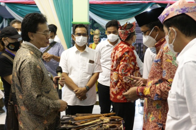BENDA KUNO: Bupati Sidoarjo Ahmad Muhdlor saat melihat beberapa koleksi pusaka tradisional yang dipamerkan di Delta Sabha Disporapar.
