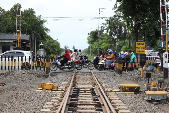RUWET: Suasana lalu lintas di simpang empat Krian yang akan dibangun flyover. (Ist)
