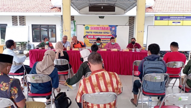 SELEKSI: Rapat panitia pilkades di Desa Sawocangkring, Kecamatan Wonoayu usai pendaftaran bacakades ditutup. (RIZKY PUTRI PRATIMI/RADAR SIDOARJO)