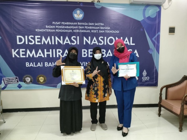 PRESTASI: Ketua UKBI SMK Antartika 2 Sidoarjo Ayu Faidza Azmi (kanan) dan Hj Erny Indah Trimastuti M. Pd menerima piagam penghargaan UKBI.