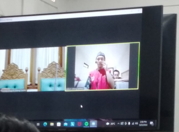 MENGAKU: Terdakwa Moch Reza Yuniarta saat menjalani persidangan di PN Sidoarjo secara virtual. (HENDRIK MUCHLISON/RADAR SIDOARJO)