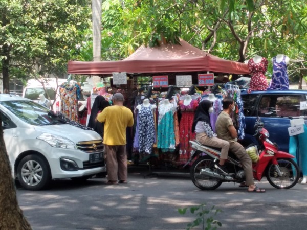RAMAI LAGI: Suasana Perumahan Taman Pinang Indah (TPI) Minggu (13/3) pagi kembali dipenuhi pedagang. (HENDRIK MUCHLISON/RADAR SIDOARJO)
