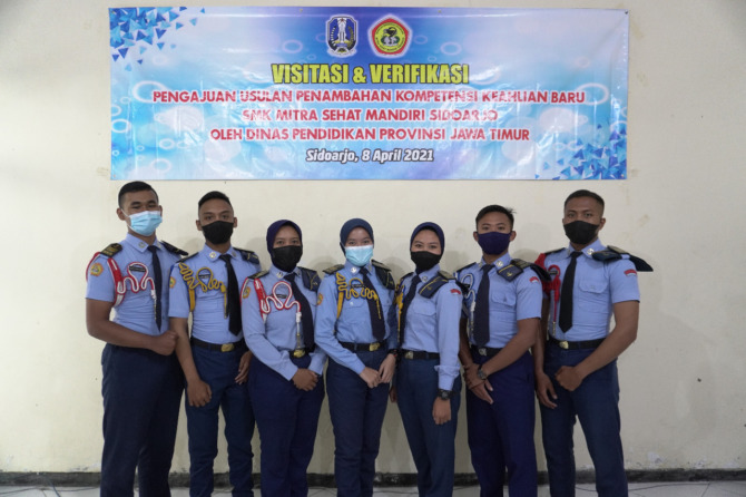 UNGGULAN: Siswa SMK Mitra Sehat Mandiri Sidoarjo yang juga berprestasi.
