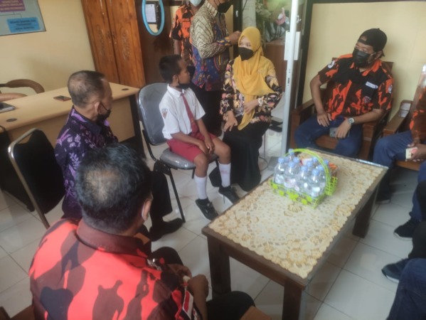 BERI BEASISWA: Perwakilan dari Majelis Pimpinan Cabang (MPC) Pemuda Pancasila dan Satuan Siswa Pelajar dan Mahasiswa (Sapma) Sidoarjo Menemui Fadil di SDN Candi.