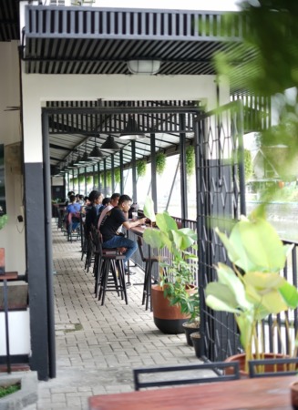 NYAMAN: Kafe Pinggir Kali (Kopili) jadi jujukan para anak muda dan keluarga untuk bersantai.