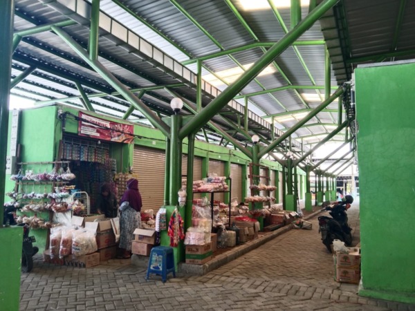 TERISI SEBAGIAN : Kios di Pasar Baru Porong belum ramai terisi pedagang. (RIZKY PUTRI PRATIMI/RADAR SIDOARJO)