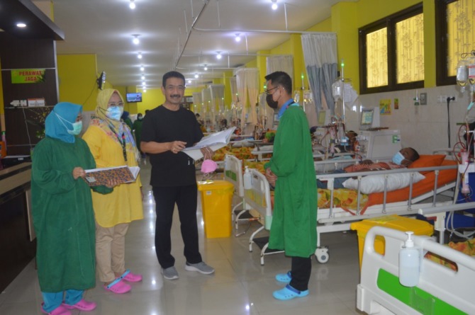 Direktur RS Anwar Medika dr Agus Fahrudin Farid (kaos hitam).