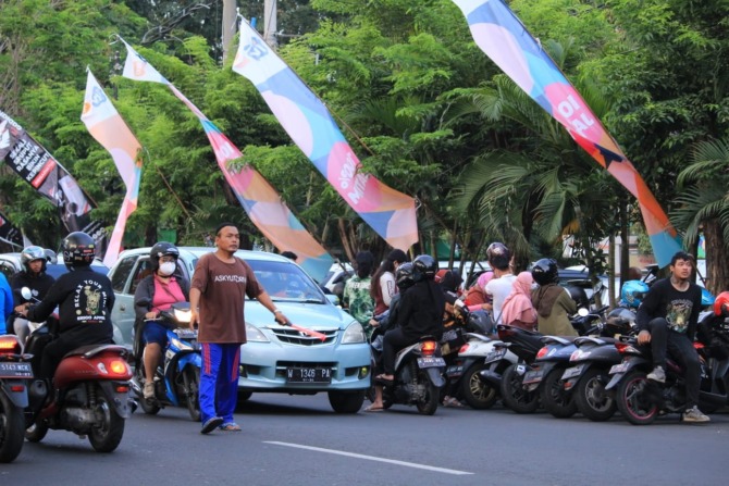 DIKELUHKAN: Kawasan parkir di Alun-alun Sidoarjo yang saat ini dipantau oleh Dinas Perhubungan karena tarifnya sempat meroket. (HENDRIK MUCHLISON/RADAR SIDOARJO)