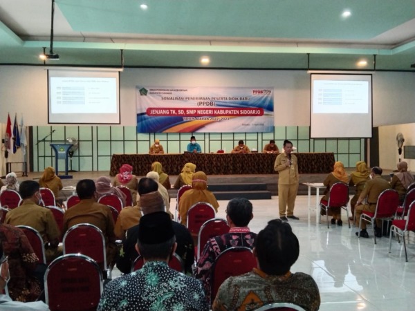 DIMULAI: Sosialisasi tahapan PPDB Dinas Pendidikan dan Kebudayaan serta Disporapar di Aula SMPN 4 Sidoarjo kemarin (11/4). (RIZKY PUTRI PRATIMI/RADAR SIDOARJO)