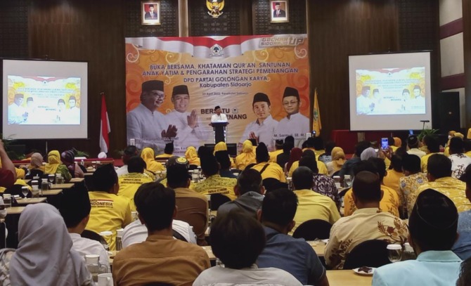 SEMANGAT: Ir H Adies Kadir saat memberikan pengarahan strategi pemenangan kepada para kader dan relawan Partai Golkar Sidoarjo.