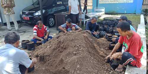 IST BELAJAR: Warga binaan UPT Balai Pelayanan dan Rehabilitasi Sosial (BPRS) PMKS Sidoarjo saat mendapatkan pelatihan bertani.