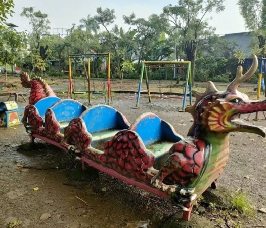 MEMPTIHATINKAN: Permainan anak di Taman Abhirupa dalam kondisi rusak.