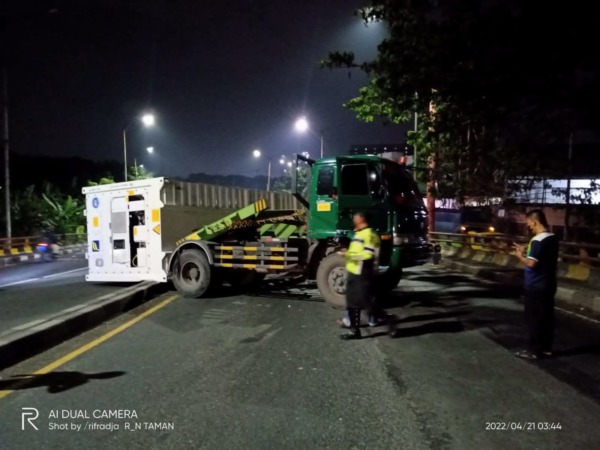 TUTUP JALAN: Kondisi saat truk kontainer belum dievakuasi.