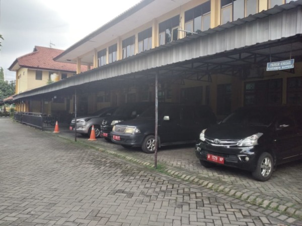 AMAN: Mobil dinas yang diparkir di kantor Bappeda Sidoarjo. (HENDRIK MUCHLISON/RADAR SIDOARJO)