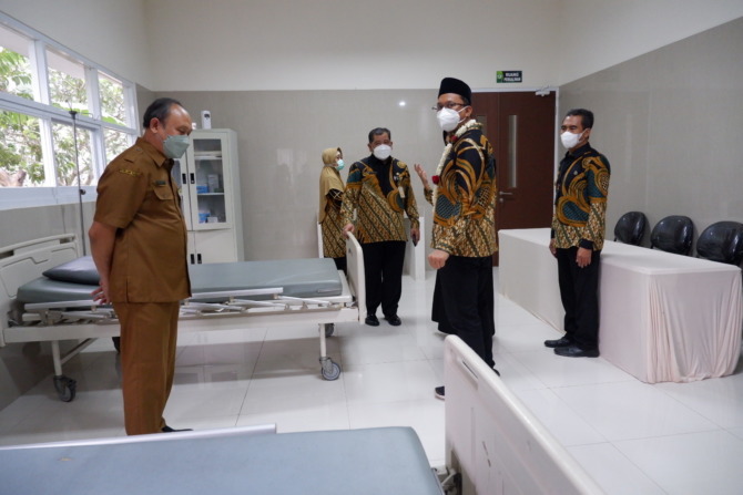 FASILITAS KESEHATAN: Bupati Sidoarjo Ahmad Mudhlor, Kadinkes Syaf Satriawarman cek fasilitas kesehatan yang ada di Puskesmas Wonokasian, Wonoayu beberapa waktu lalu. (RIZKY PUTRI PRATIMI/RADAR SIDOARJO)
