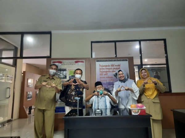SINERGIS: Prof. Aminuddin Kasdi, MS. (duduk) bersama anggota Tim evaluasi.