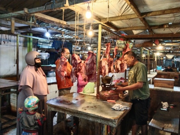 STOK AMAN: Harga jual daging sapi di pasar tradisional paling mahal Rp 110 ribu per kg. (RIZKY PUTRI PRATIMI/RADAR SIDOARJO)
