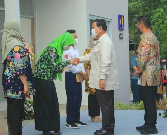 PERHATIAN: Menteri Pertahanan Prabowo Subianto menyerahkan kunci dan sertifikat kepada ahli waris korban KRI Nanggala.