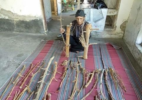 KOLEKSI: Soemarto menunjukkan sederet pring petuk yang dia miliki.