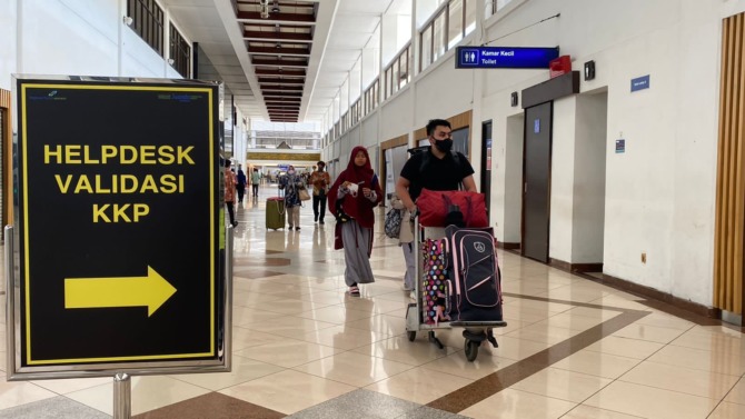 TETAP PROKES: Penumpang di Bandara Internasional Juanda mulai mengalami peningkatan.