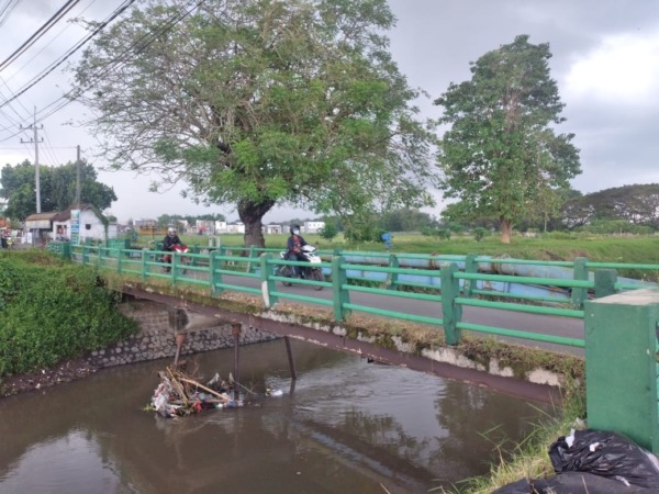 DIPERBAIKI: Kondisi jembatan di Desa Durungbanjar, Kecamatan Candi masih sempit. (HENDRIK MUCHLISON/RADAR SIDOARJO)