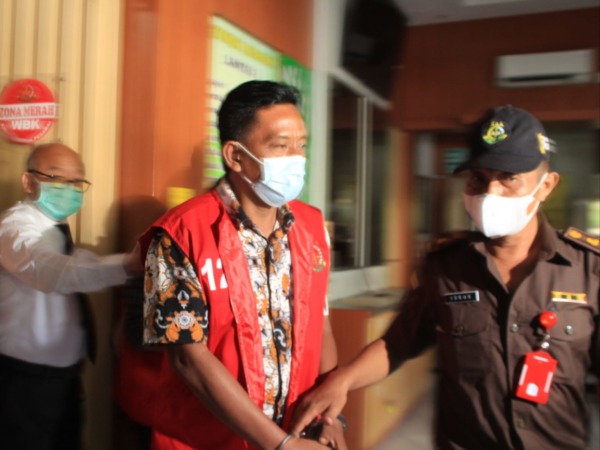 TERLIBAT: Tersangka M Rofik saat keluar dari kantor Kejari Sidoarjo. (HENDRIK MUCHLISON/RADAR SIDOARJO)