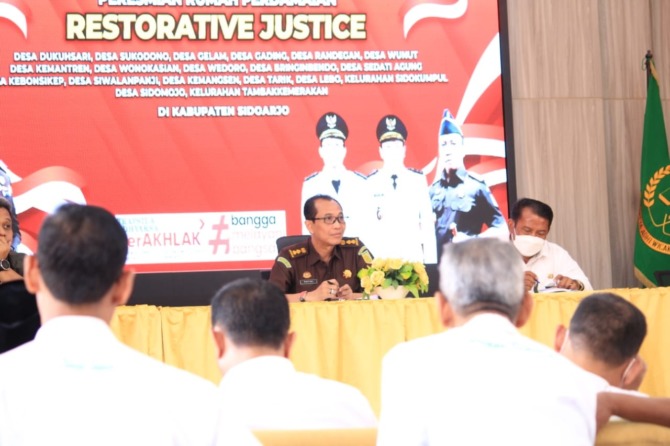 BIAR PAHAM: Kasi Pidum Kejari Sidoarjo Hafidi menguraikan pendekatan restorative justice kepada para kades. (HENDRIK MUCHLISON/RADAR SIDOARJO)