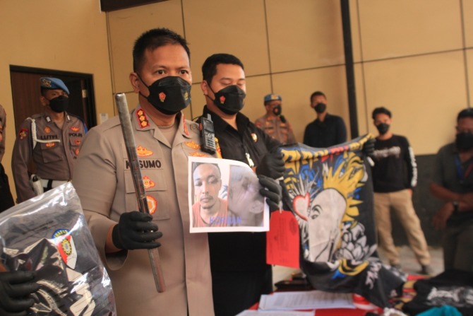 DIKEJAR: Kapolresta Sidoarjo Kombes Pol Kusumo Wahyu Bintoro menunjukkan barang bukti kasus pengeroyokan. (HENDRIK MUCHLISON/RADAR SIDOARJO)