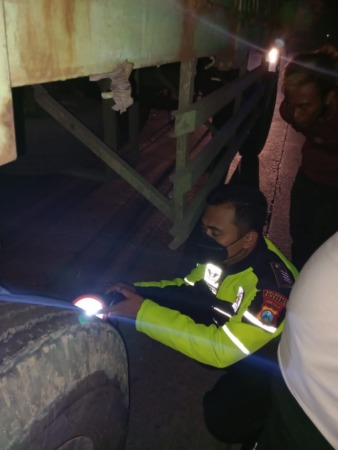 NAHAS: Polisi saat olah TKP kejadian kecelakaan.