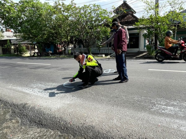 TRAGIS: Polisi saat melakukan olah TKP kecelakaan di Prambon.
